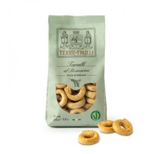 Taralli traditionnel des Pouilles avec huile extra vierge d’olives au romarin